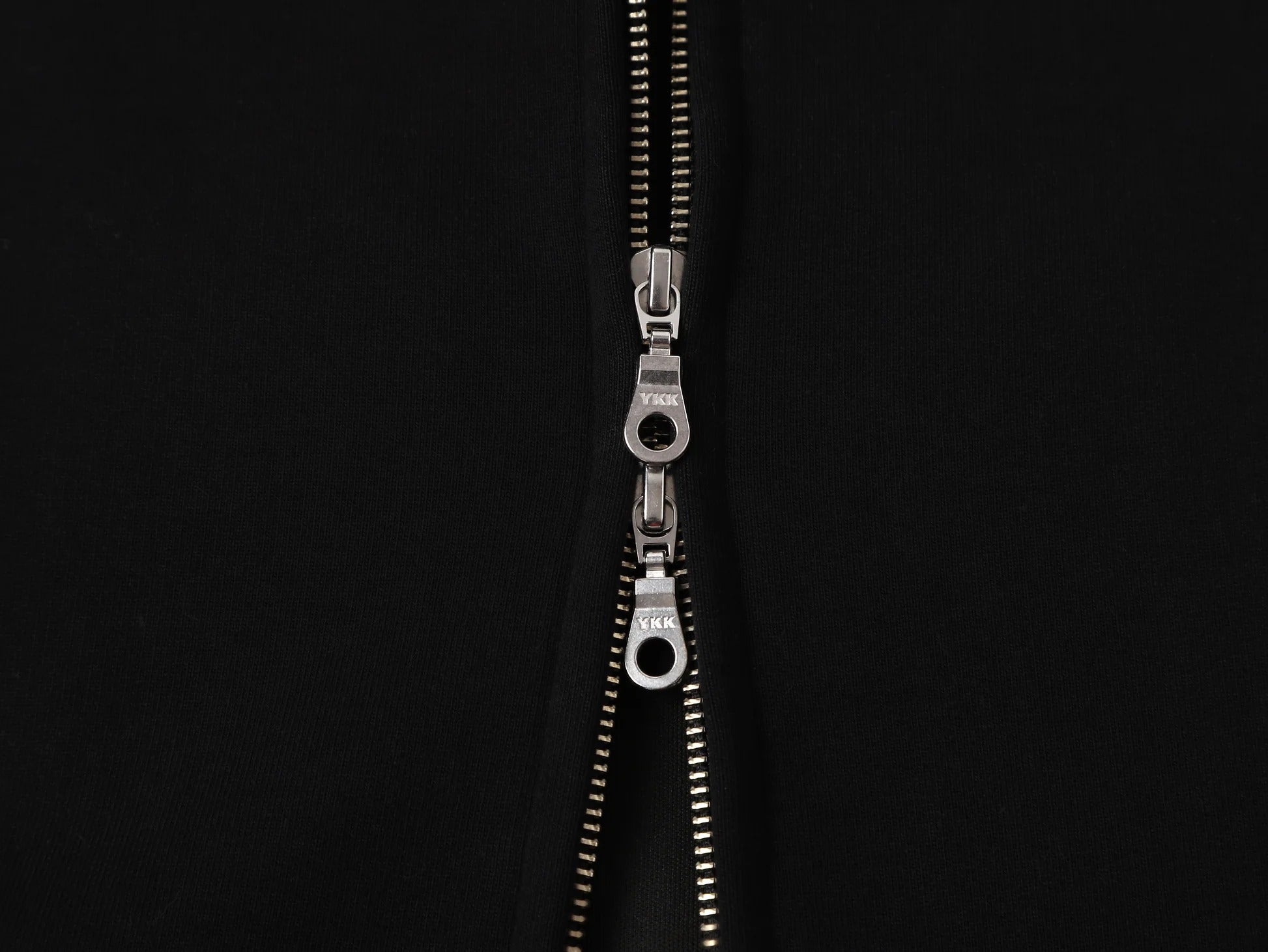 ESSENTIAL ZIPPER BLACK HOODIE