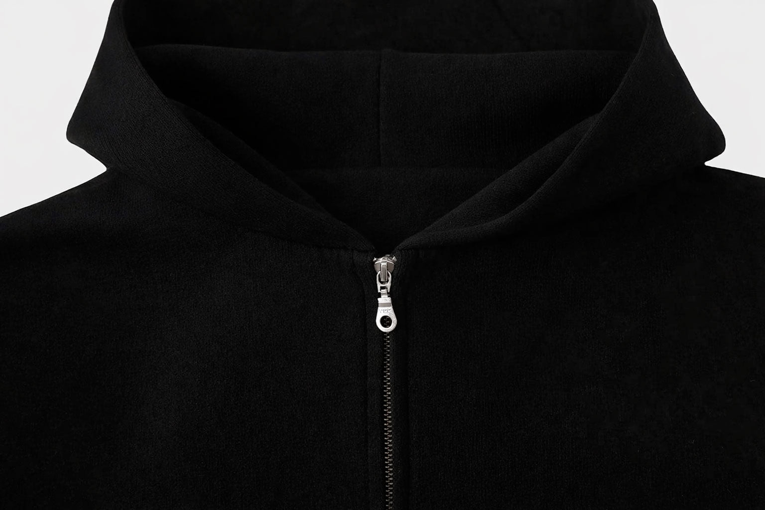 ESSENTIAL ZIPPER BLACK HOODIE